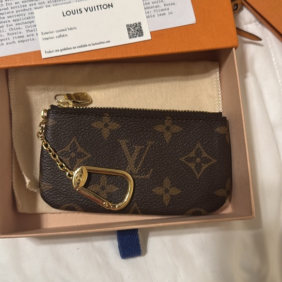 LOUIS VUITTON MONOGRAM KEY POUCH
USED ONE TIME
ALMOST NEW WITH BOX AND DUST BAG - Picture 4 of 8
